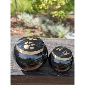 Urnes funéraires pour animaux de compagnie Golden Paw Print Odyssey, en émail noir fait main, avec empreinte de patte, pour cendres, petites et grandes tailles, coffrets cadeaux - Product Image 1
