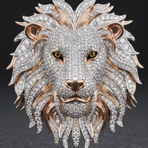 Colgante Cabeza de León de Moissanita en Plata de Ley Bañada en Oro, Corte Brillante, Engaste Pavé, Temática Animal, Lujo, Estilo Hip Hop para Fiesta - Product Image 1