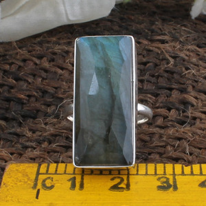 Anillo de Labradorita Natural con Plata de Ley 925, Gema Azul Brillante, Engaste Clásico en Bisel, Venta al por Mayor, Labradorita Genuina - Product Image 3