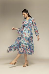 Vestido Maxi Estampado Floral Azul de Buena Calidad con Mangas Largas y Cuello en V para Mujer, Diseño de Vestido Disponible en Cantidad al por Mayor - Product Image 2