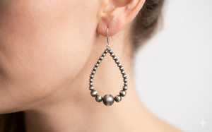 Boucles d'oreilles pendantes en alliage léger et hypoallergénique, perles grises Navajo en forme de goutte d'eau, style bohème vintage occidental pour femme - Product Image 3