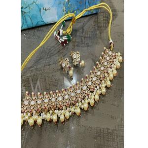 Magnifique ensemble collier ras-du-cou et boucles d'oreilles en laiton plaqué or de qualité supérieure, orné de perles et de moissanite, style Kundan, collection de luxe pour mariage - Product Image 1