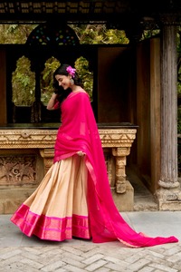 Ensemble Lehenga Choli en soie Kanchipuram orange pour femmes, avec blouse bordeaux et bordure tissée Zari dorée, pour les mariages. - Product Image 6