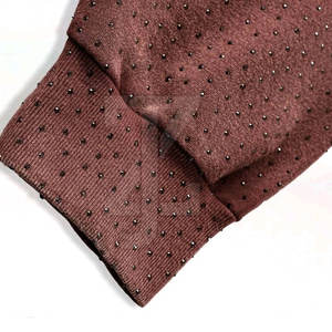 Ropa de estilo urbano moderno, sudadera con pedrería, ideal para uso casual, actividades al aire libre y viajes. - Product Image 6