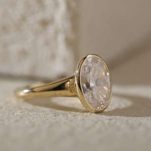 Bague de fiançailles/mariage pour femme, style vintage, or jaune 14 carats, diamant de laboratoire taille ovale, classique, certifié IGI - Product Image 2