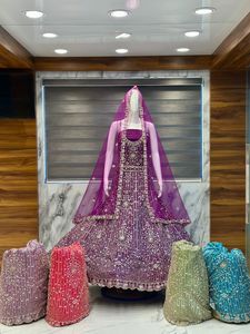 Lehenga de créateur exquis brodé à la main, tenue de mariée indienne traditionnelle, travail complexe de pierres et de Zari, qualité export, tenue ethnique - Product Image 3