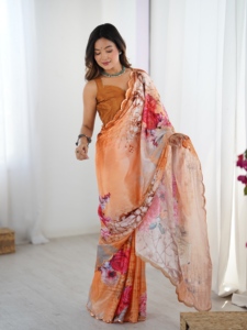 Hermoso sari Kutchi de chinnon pesado con estampado de espejos para mujer, disponible al mejor precio, para bodas y uso casual. - Product Image 5