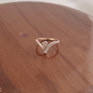 Anillo de Oro Rosa de 18K con Diamante Corte Marquesa en Forma de V para Mujer, Elegante Banda Pavé Chevron, Joyería Fina para Boda, Fiesta, Uso Diario, Regalo - Product Image 2