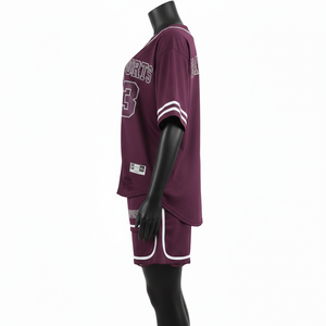 Ensemble short de baseball en jersey pour femme, athlétique, en maille de polyester légère, bordeaux et blanc, avec logo personnalisé thermocollé, ensembles pour femme 100% coton - Product Image 3