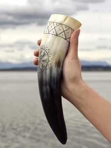 Corne à boire authentique Viking en corne de buffle naturelle polie de haute qualité, sculptée à la main, motif animalier, thème nautique, écologique - Product Image 5