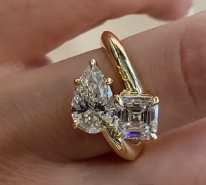 Bague de fiançailles et de promesse Toi Moi en or jaune 14 carats avec deux pierres de moissanite taille poire et émeraude de luxe pour femme - Product Image 3