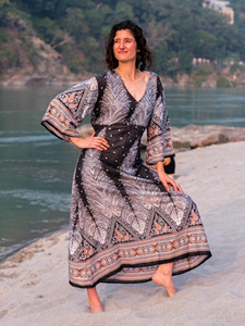 Vestido Maxi de Seda Indo-Occidental Hecho a Mano, Elegancia Redefinida, Escote Profundo en V y Mangas Campana Fluidas, a Precio de Fábrica - Product Image 2