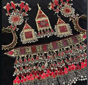 Collection de bijoux ethniques afghans ornés de pierres précieuses rouges rubis et de pendentifs en pièces de monnaie anciennes, avec fil tressé complexe - Product Image 2