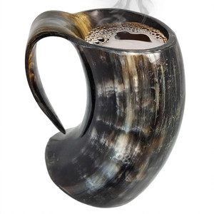Naturhorn-Krug mit Detaillierter Wikingerschiff-Gravur Handgefertigter Mittelalterlicher Rustikaler Trinkbecher für Zuhause und Bar - Product Image 5