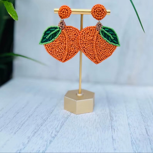 Adorno colgante ligero hecho a mano con diseño de helado, bordado festivo y trabajo con cuentas de semillas para Navidad y festividades, de MULTI CRAFT - Product Image 6