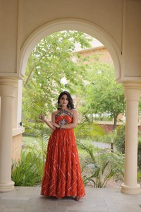 Vestido Kutchi con patchwork, especial para Navratri, listo para usar, de georgette sintética, con vuelo completo, diseño elegante con estampado de lujo. - Product Image 5