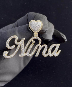 Pendentif personnalisé en moissanite, forme cœur, lettres script serties de pierres, collier statement de luxe hip-hop pour hommes et femmes - Product Image 2