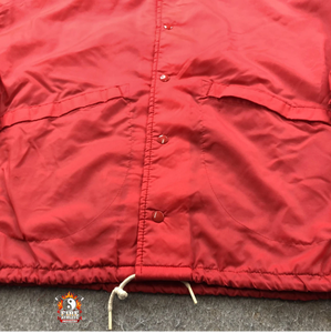 เสื้อแจ็คเก็ตโค้ทสไตล์วาร์ซิตี้ทีมอเมริกันฟุตบอลชาย ไซส์ใหญ่พิเศษ สีแดง แบบติดกระดุมหน้า สไตล์ยุค 90s - Product Image 4