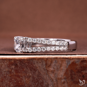 แหวนเพชรทรงคุชชั่นขนาด 0.5 กะรัต ตัวเรือนทองคำขาว 10K ประดับเพชรแบบสลิมสปลิตพาเว่ พร้อมใบรับรอง IGI เหมาะสำหรับแหวนขอแต่งงาน - Product Image 3