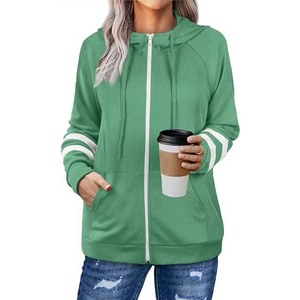 Outfitize International Sweat-shirt à capuche pour femme en molleton de coton premium, collection couleurs pastel, personnalisable avec logo et marque, vente en gros - Product Image 3