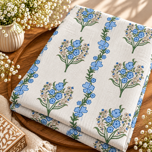 Tissu en coton tissé de qualité supérieure avec des imprimés floraux bleus pour la confection de vêtements et les projets de couture, ainsi que pour la décoration de la maison. - Product Image 4