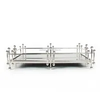 Plateau de service en métal fait main de luxe avec finition dorée haut de gamme pour table à manger moderne, décoration intérieure, hôtel, restaurant, plaqué et sûr