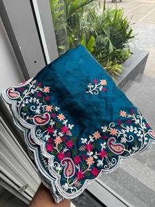 MB ETERNAL CLOTHING Saree en soie vert sarcelle élégant avec broderie rose et bordure florale, protection solaire, réversible, pour femme, traditionnel - Product Image 4