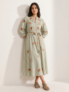 Vestido midi verde salvia a rayas para mujer con motivos florales y cinturón - Product Image 2