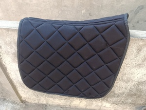Équipement équestre personnalisé, selles de cheval, tapis de selle de dressage scintillant doré. - Product Image 3