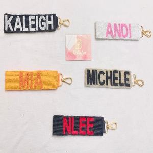 ชื่อที่กําหนดเองลูกปัดพวงกุญแจที่กําหนดเองที่มีสีสันเมล็ดลูกปัดพวงกุญแจอินเดียผลิตเลื่อมกระเป๋าเงินลูกปัดพวงกุญแจ C - Product Image 3