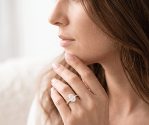 Bague de fiançailles ovale solitaire avec bande pavée de diamants pour femme, diamants de laboratoire - Product Image 6