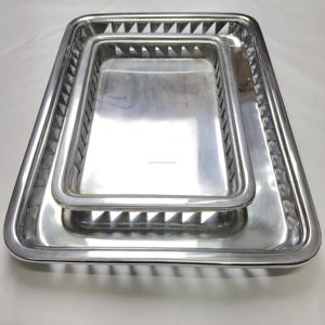 Ensemble de plateaux rectangulaires en acier inoxydable de style industriel avec motif géométrique découpé – Assiettes de service en métal modernes et minimalistes - Product Image 4