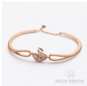 Brazalete abierto Swan Diamond en oro rosa de 18 quilates con motivo de cisne esculpido, diamantes redondos brillantes de talla brillante, elegancia y lujo. - Product Image 1