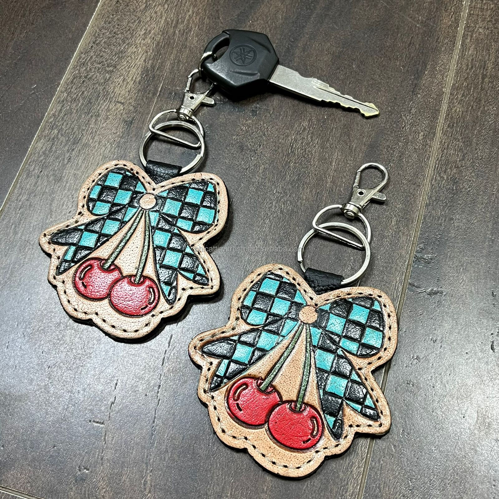 Turquoise et carreaux noirs