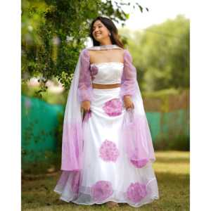 ชุดเลเฮนกาผ้าออร์แกนซ่าสีขาวทรงเอไลน์ แบรนด์ Shaurya พร้อมเสื้อครอปแขนพองทรงเอวธรรมชาติ คอแบบไร้สาย และลายเพ้นท์ด้วยมือ - Product Image 2