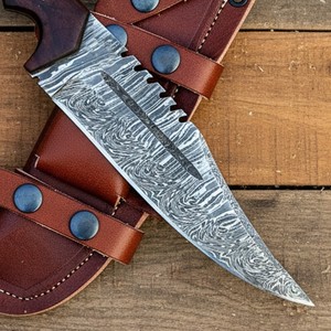 Couteau de camping artisanal de qualité industrielle OEM, 9 pouces, acier Damas, lame à pointe clip, manche en bois, étui en cuir, art viking FH-96 - Product Image 3