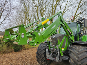 TRACTOR AGRÍCOLA USADO FENDT 724 GEN6 PROFI PLUS CARGO 5X90 CON CARGADOR FRONTAL, PRIMERA MANO, 2022, EN BUEN ESTADO - Product Image 2