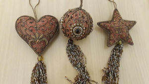 Hermoso Adorno Navideño Colgante con Bordado Zari Hecho a Mano en Forma de Corazón, Flor Zari del Fabricante y Proveedor de Confianza - Product Image 4