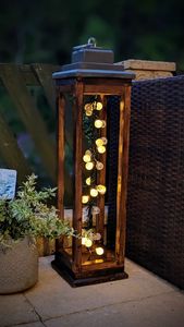 Farol de vela de madera hecho a mano y personalizado con portavelas de metal marrón para centros de mesa de boda y decoración del hogar - Product Image 2