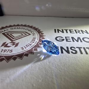 Diamant de laboratoire de 1 carat, bleu vif fantaisie, taille marquise brillante, VS1, certifié IGI, pierre non montée - Product Image 3