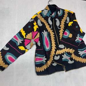 Chaqueta Bordada Estilo Chino con Cuello Mandarín, Manga Larga, Corte Holgado, Bordado a Mano con Patrón Geométrico, Color Negro y Dorado - Product Image 3