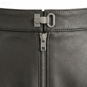 Jupe mini trapèze taille haute en similicuir pour femme avec fermeture éclair avant, couleur unie, design brillant, toutes saisons - Product Image 4