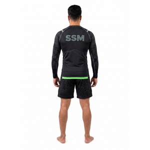 เสื้อรัดกล้ามเนื้อสำหรับผู้ชาย รุ่น Pro Blackout Glitch พร้อมโลโก้สั่งทำพิเศษ สำหรับกีฬา BJJ MMA แขนยาว ผลิตจากโพลีเอสเตอร์ผสมอีลาสเทน ป้องกันแสงแดด - Product Image 2