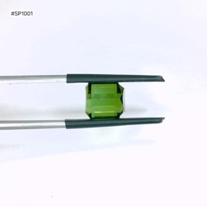 พลอยทัวร์มาลีนสีเขียวอ่อน เกรด 3A รูปทรงแปดเหลี่ยม น้ำหนัก 5.30 กะรัต เจียระไนแบบเหลี่ยม  ความใสระดับดี สีธรรมชาติ สำหรับใช้ในงานออกแบบเครื่องประดับ - Product Image 2