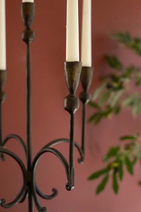 Candélabre élégant en fer à cinq bras, support de bougies en métal de qualité supérieure pour la décoration de la maison, table à manger, mariage, à prix raisonnable - Product Image 2