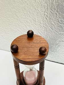 Reloj de Arena de Madera Hecho a Mano de 5.5'' con Arena Rosa |   Decoración Rústica de Mesa con Diseño de Cruz de Ángel para Navidad y Cumpleaños - Product Image 2