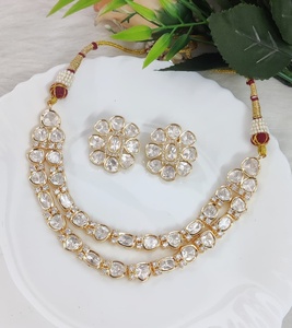 Collier en moissanite Polki de qualité supérieure avec de magnifiques boucles d'oreilles assorties, idéal pour les occasions festives et professionnelles, design élégant et raffiné. - Product Image 1