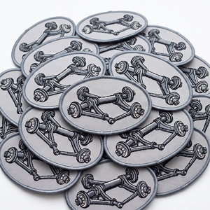 Écusson ovale brodé pour suspension d'essieu, emblème de châssis automobile en sergé gris avec bordure Merrow, vente en gros - Product Image 1