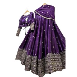 Robe de mariée longue en satin violet brodé, style Lehenga Choli, col en V, manches longues, coupe trapèze, avec détails brodés à la main - Product Image 1