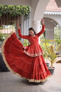 Robe longue plissée en coton rouge, style Salwar Kameez Anarkali, à manches longues, avec bordure en dentelle Gota Patti, tenue ethnique pour mariage d'hiver, Diwali et fêtes - Product Image 4